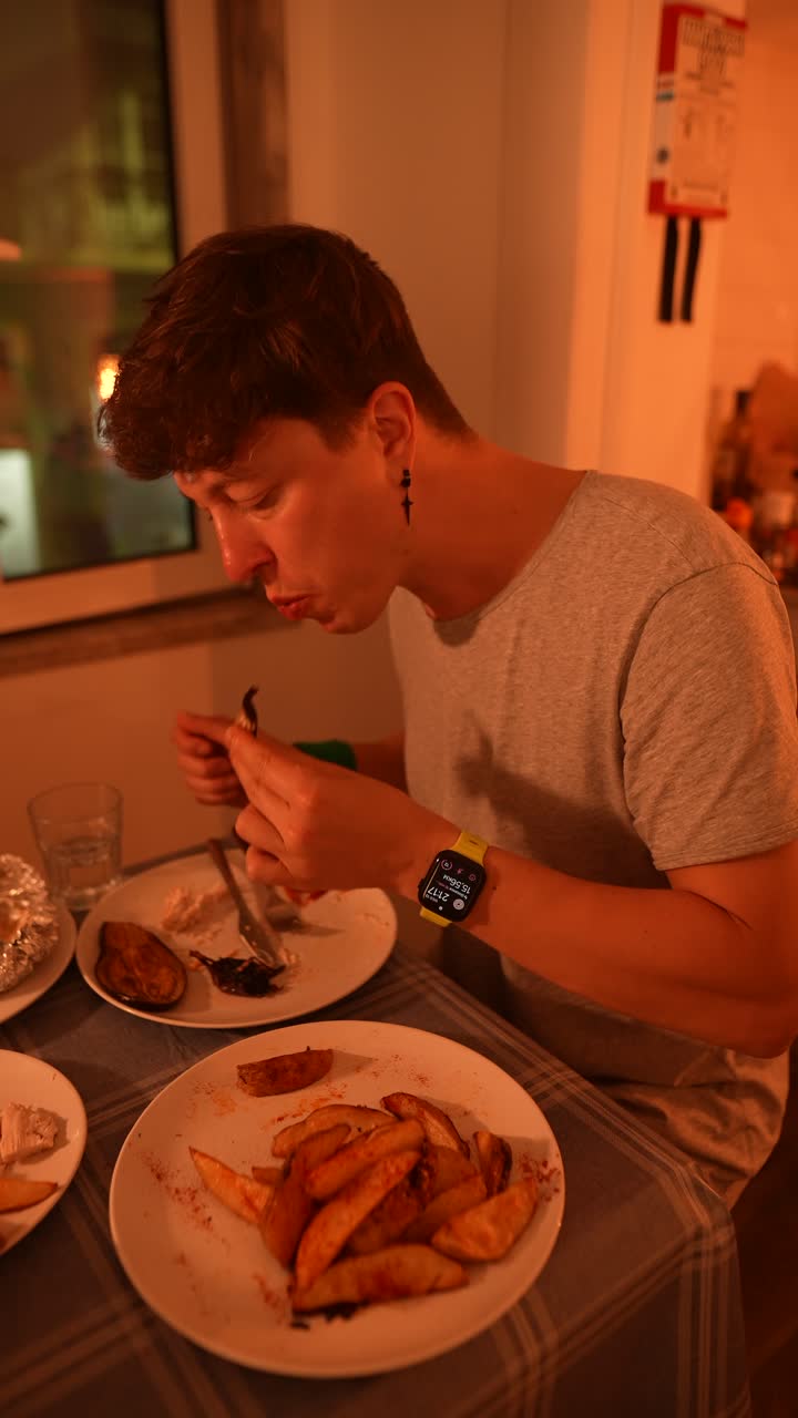 persona que está cenando