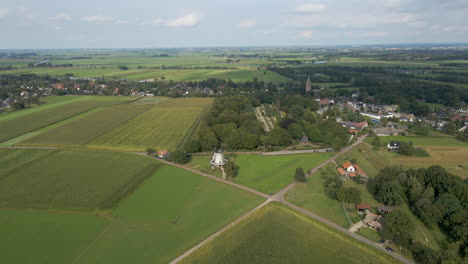 Jib-Down-Einer-Wunderschönen-Ländlichen-Stadt-In-Den-Niederlanden