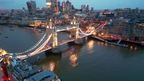 Toma-Orbital-De-Izquierda-A-Derecha-Del-Puente-De-La-Torre-En-Londres,-Inglaterra,-Durante-La-Noche