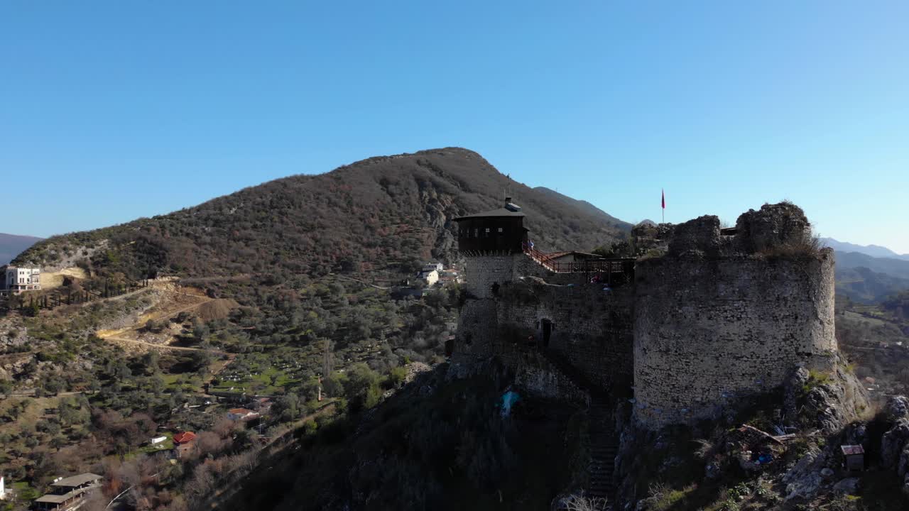 fortaleza de petrela construida sobre la carretera del imperio romano de egnatia en albania