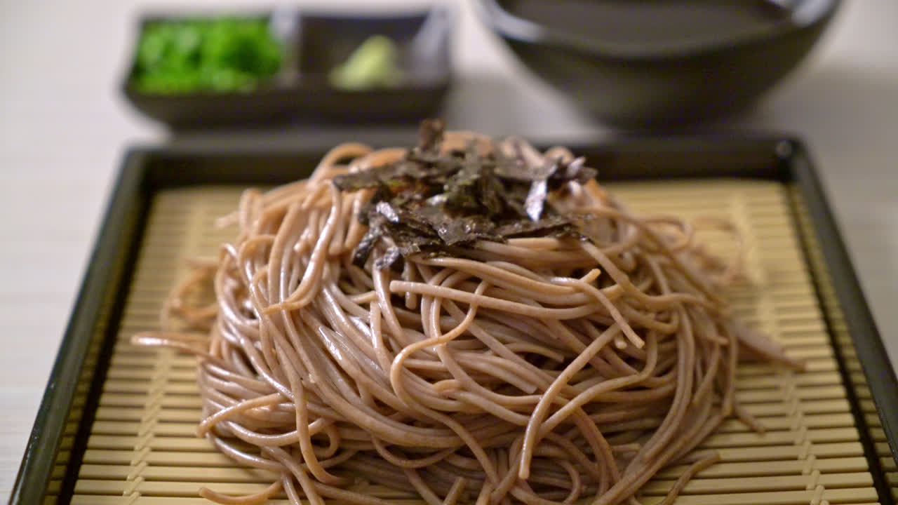 fideos soba de trigo sarraceno frío o ramen zaru - estilo de comida japonesa