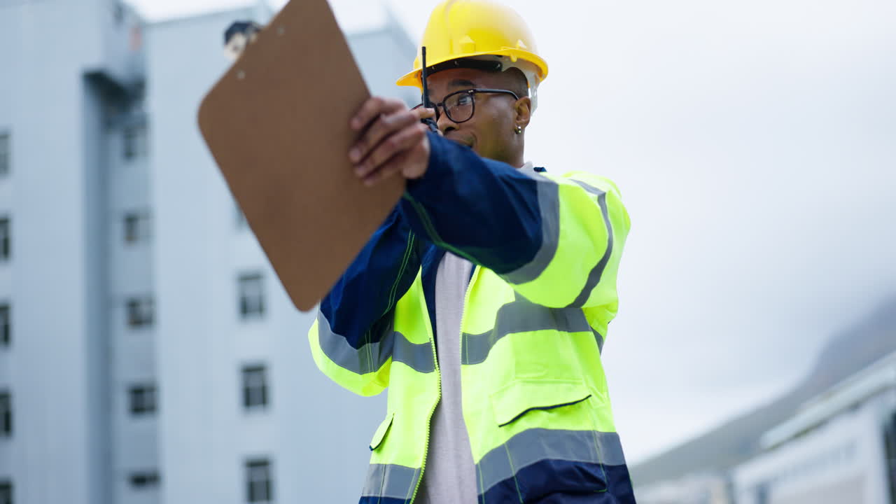ingeniero, radio y lista de verificación para el proyecto