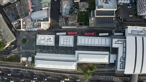 toma cenital ascendente de la terminal urbana victoria con estación de autobuses en port louis, mauricio