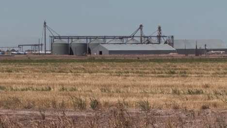 Silos-Mit-Bauernhäusern-In-Südkalifornien