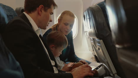 Padre-Ocupado,-Hijo-Y-Madre-Viajando-En-Avión.