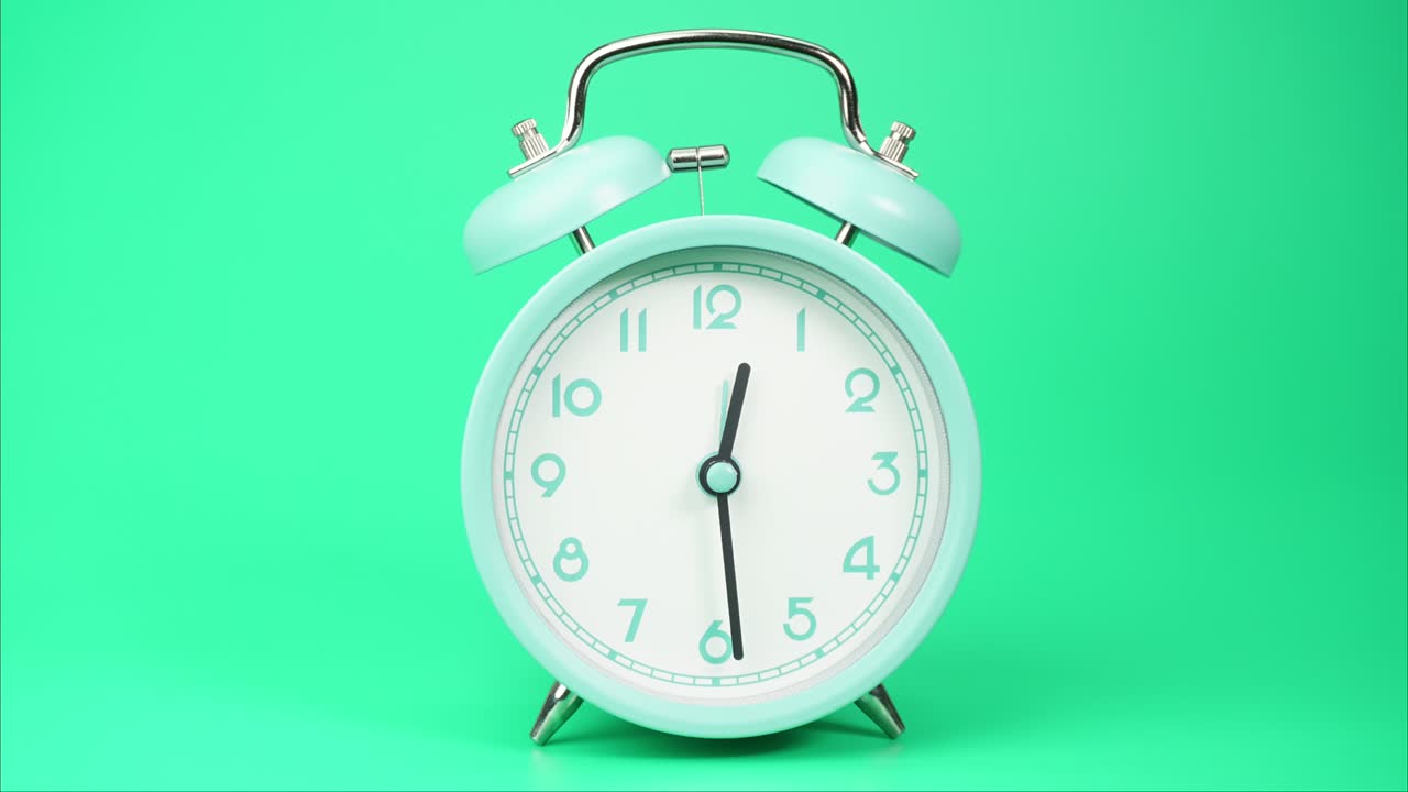 파란 알람 시계는 12시부터 1시까지입니다.