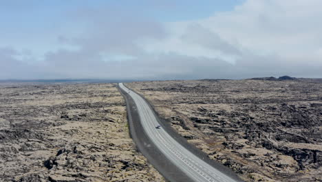 Vista-Aérea-De-La-Carretera-De-Circunvalación-En-Islandia.-Carretera-De-Circunvalación-De-La-Calle-Nº-1-En-Islandia,-Con-Un-Pintoresco-Paisaje-Surrealista