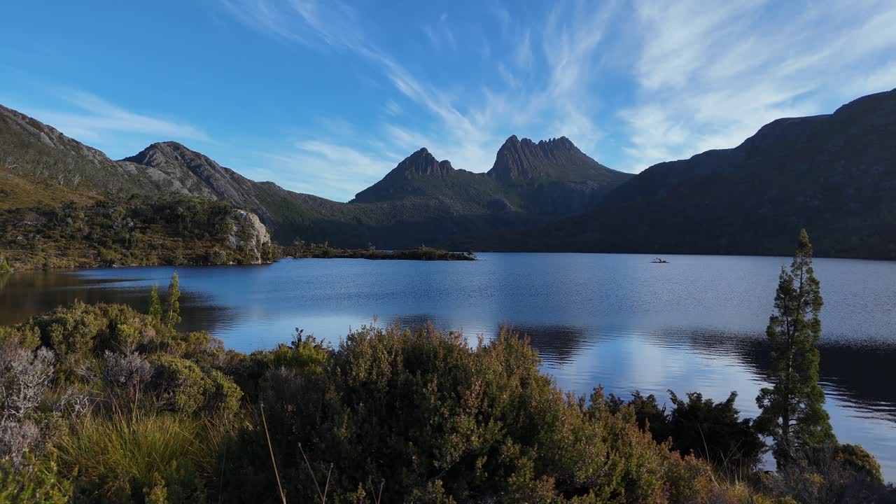 4k30 Lago Dove nell'area di Cradle Mountain in Tasmania, Australia. Vista drone