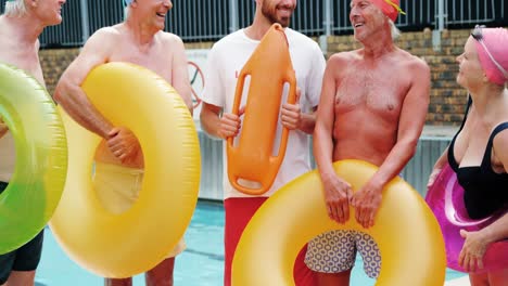 entrenador de natación interactuando con los ancianos