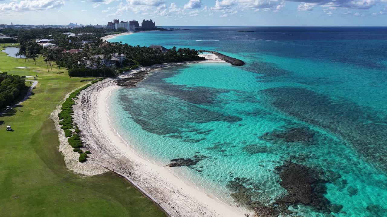 Nassau Bahamaları'ndaki Paradise Island'da Arawak Plajı. Deniz Manzarası Silüeti. Şehir Merkezi Manzarası. Yaz Seyahati. Nassau Bahamaları'ndaki Paradise Island'da Arawak Plajı. Yüksek Binalar