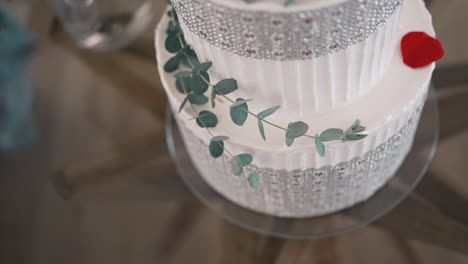 Elegante-Pastel-De-Bodas-Blanco-Con-Cuentas-Plateadas