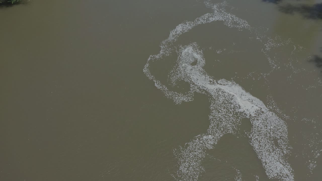 드론은 미국 중서부의 강을 멋진 거리로 보여줍니다.