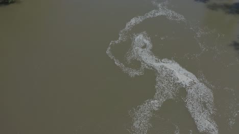 el dron se desplaza sobre un río del medio oeste de ee. uu. para revelar una buena distancia