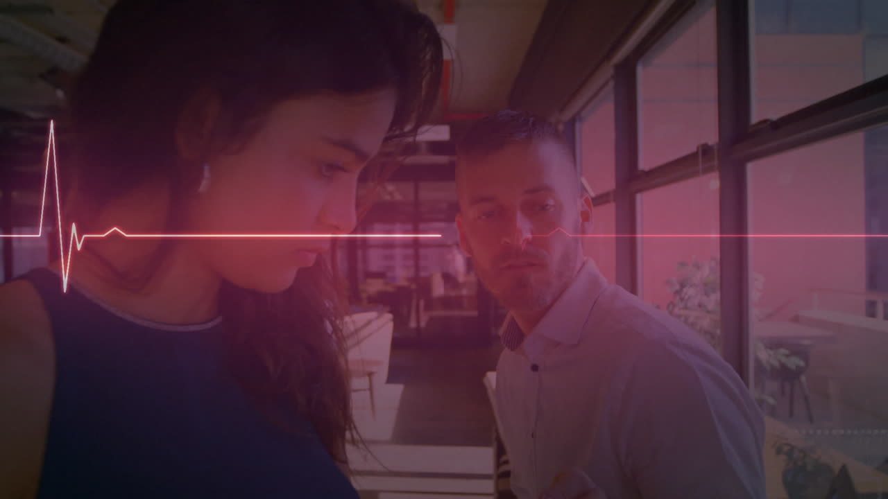 animación de monitor cardíaco contra hombres y mujeres diversos discutiendo en la oficina