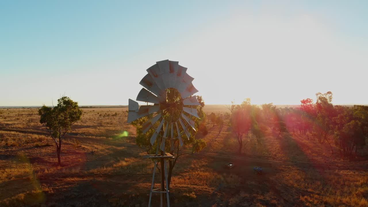 Moinho de vento de Emerald ao anoitecer no outback, Queensland, Austrália