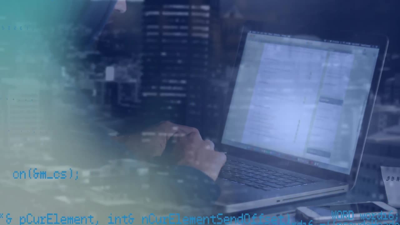 animación de procesamiento de datos y escáner redondo sobre la sección media del hombre de negocios usando portátil.