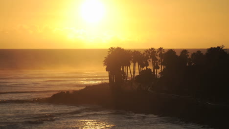 Nahaufnahme-Zeitraffer-Mit-Bewegung-Der-Sonne-In-Den-Wolken-über-Ventura-Point-In-Ventura-Kalifornien