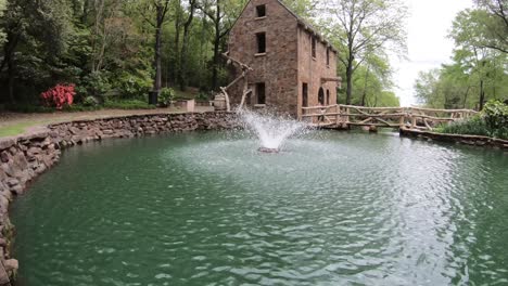 wasserfontäne blaues grünes wasser an der alten mühle frühling 2021 arkansas reiseziel