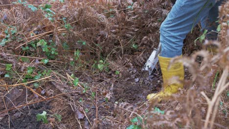 Ein-Reifer-Mann,-Der-Im-Wald-Ein-Loch-Gräbt,-Um-Bäume-Zu-Pflanzen