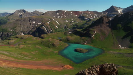 Sommer-Im-Süden-Colorados,-Spitze-Der-Felsigen-Berggipfel,-Blick-Auf-Die-Obere-Insel,-See-San-Juans,-Silverton,-Telluride-Eis,-Seebecken,-Weg,-Verträumte,-Atemberaubende,-Friedliche-Landschaft,-Schwenk-Nach-Links,-Bewegung