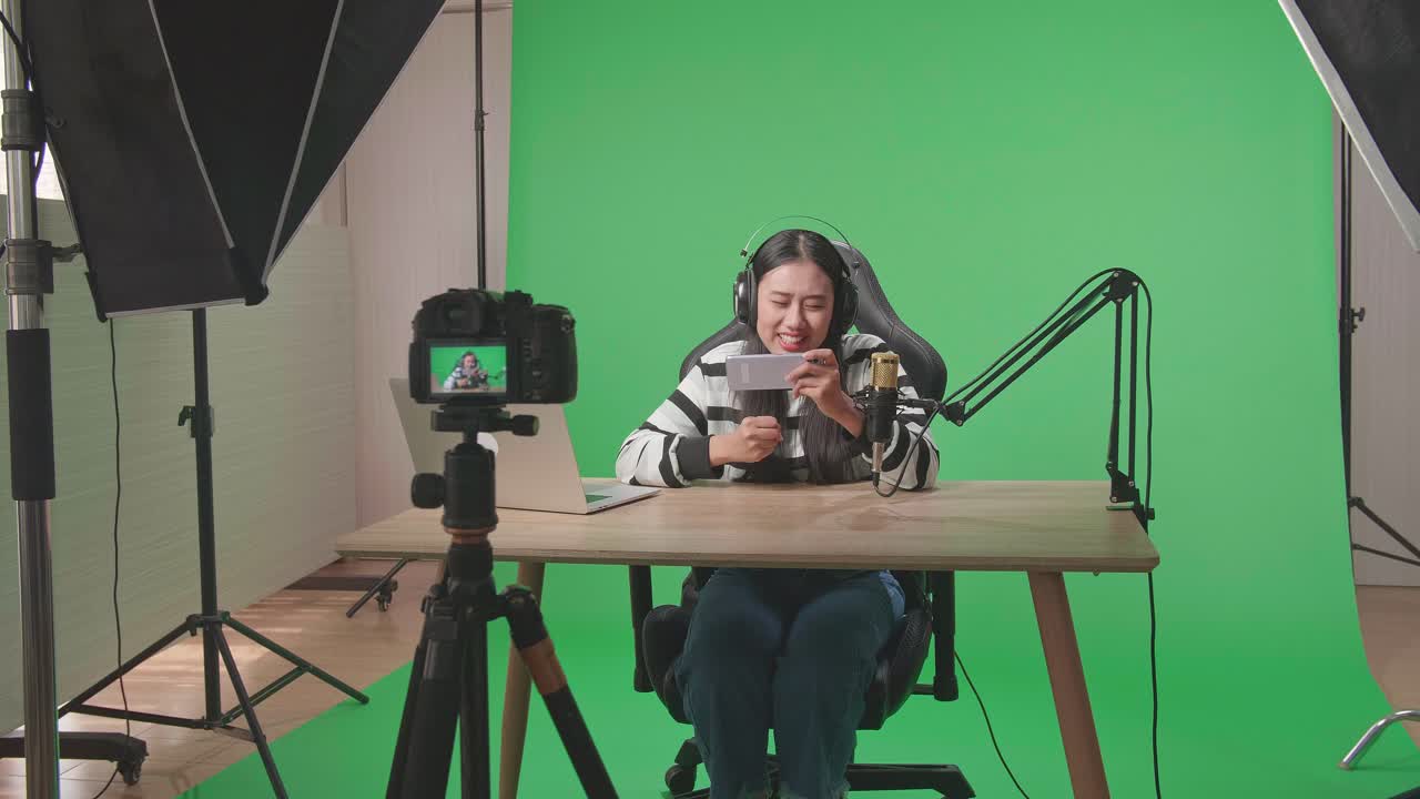 Donna in diretta streaming sui social media dal suo studio casalingo