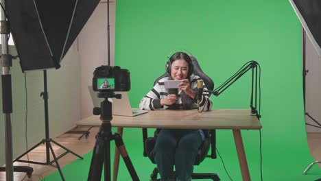 mujer transmitiendo en vivo en redes sociales desde su estudio de casa