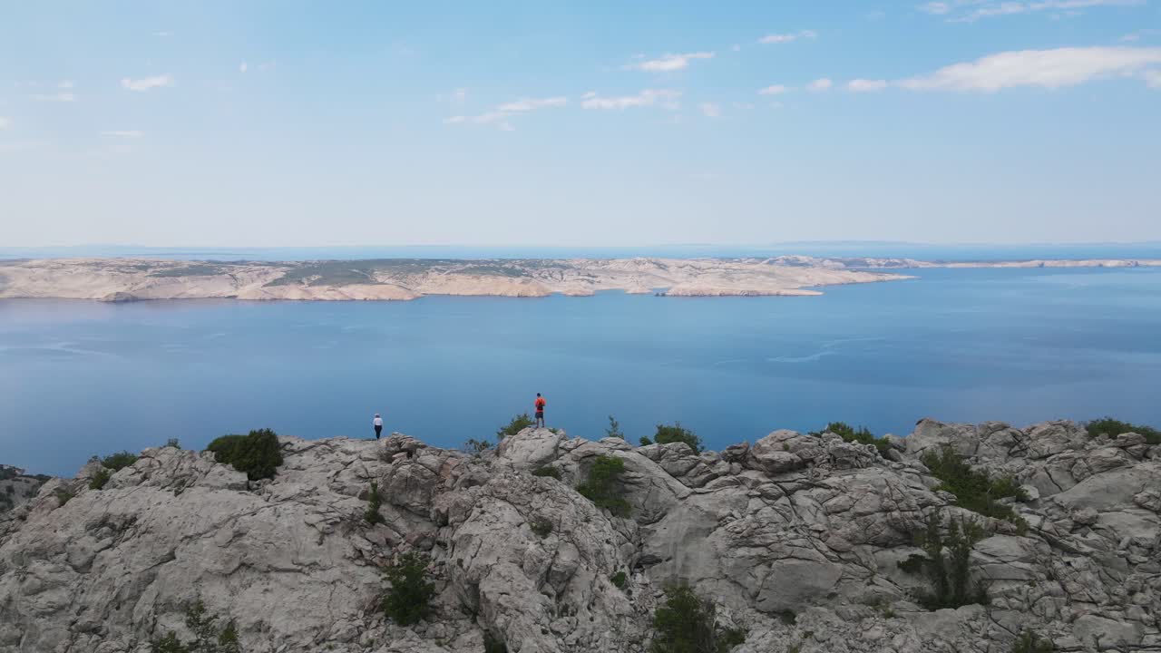 vista aérea captura la impresionante belleza del azul océano adriático que rodea la cautivadora isla de pag en croacia