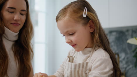 Junge-Mutter-Bringt-Tochter-Das-Kochen-Bei,-Innenporträt.-Konzentriertes-Kind-Macht-Teig