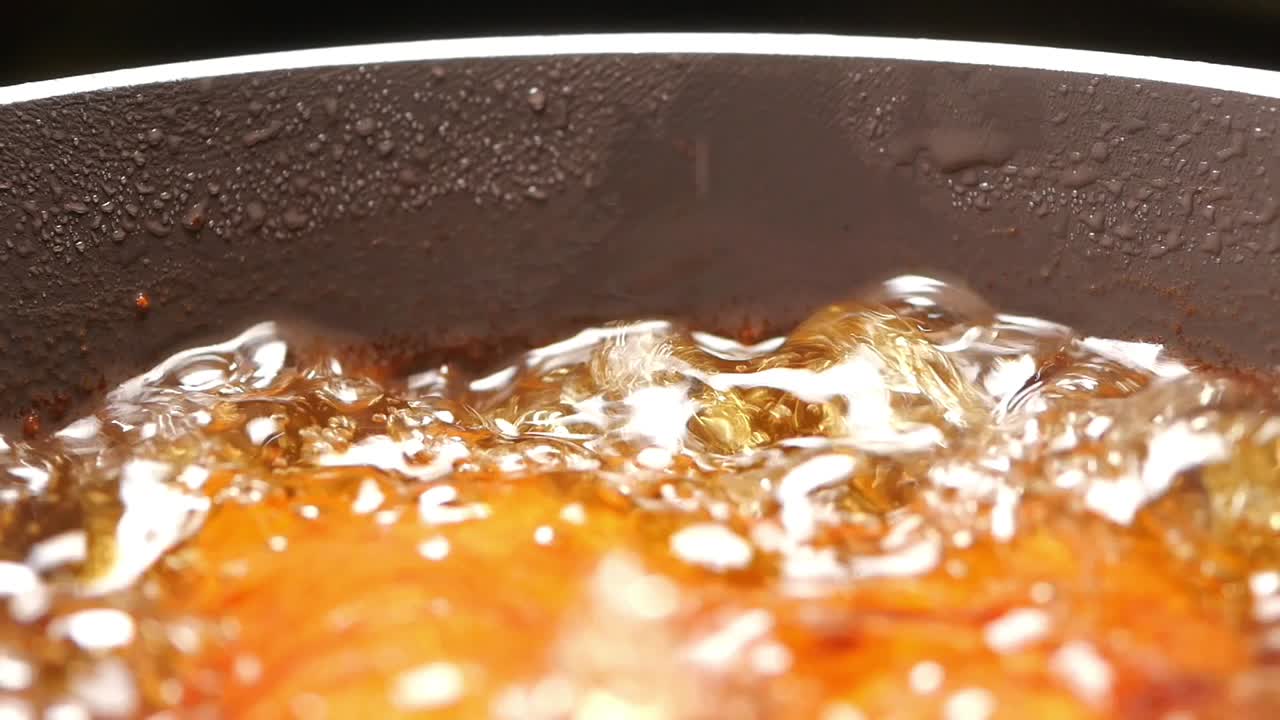 팬에 뜨거운 기름