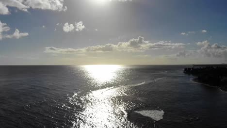 disparo de un dron mientras volaba sobre una playa en la parte sureste de puerto rico