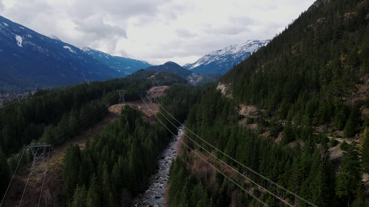toma aérea de drones del paisaje en el río soo, área del lago lillooet en columbia británica, canadá