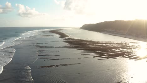 Bali-Indonesien-Pandawa-Strand,-Bunter-Sand-Und-Felsen