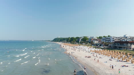 Waves-crashing-against-tourist-beach-in-Scharbeutz,-Germany,-sunny-day