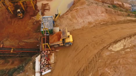 Luftaufnahme-Eines-Bergbauwagens,-Der-Sand-Transportiert.-Bergbauindustrie.-Luftindustrie