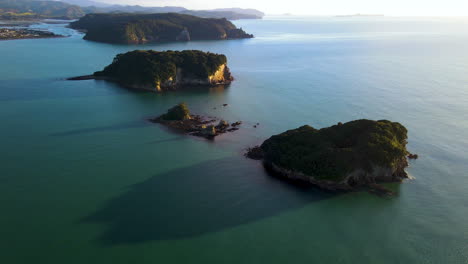 donut island , maukaha rocks, and hauturu island in whangamata, new zealand