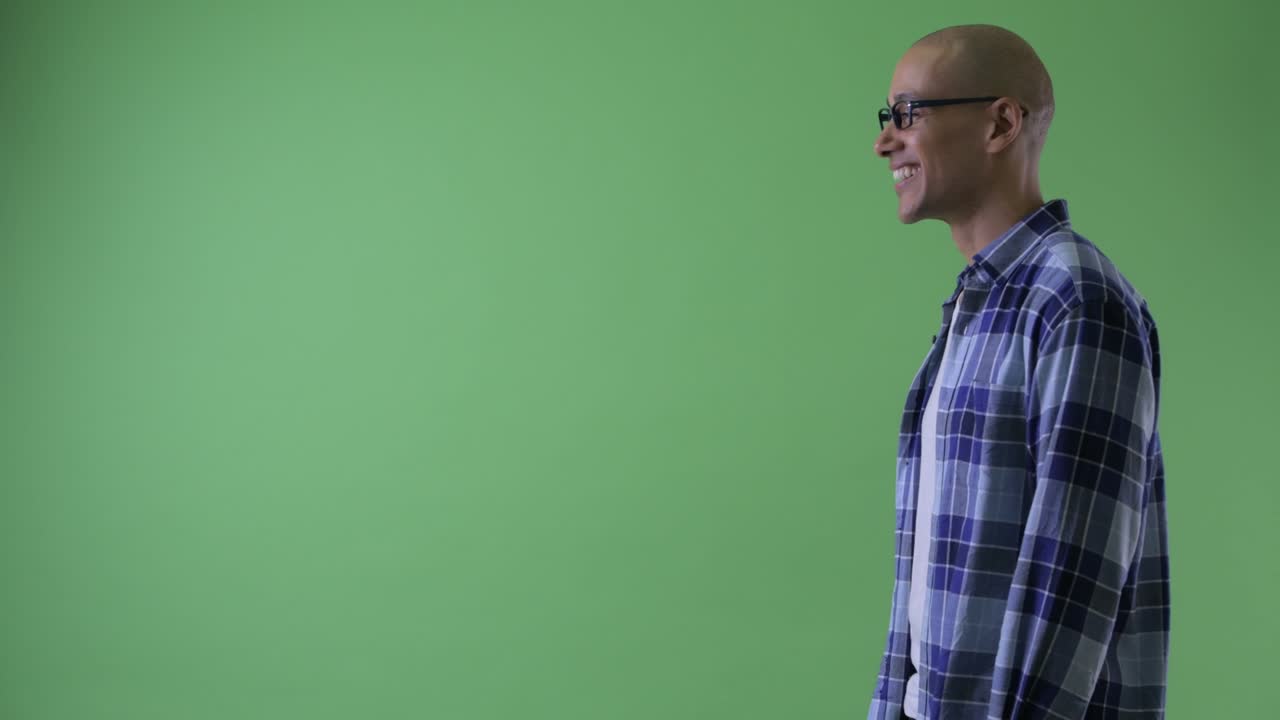 feliz hombre calvo feliz con gafas