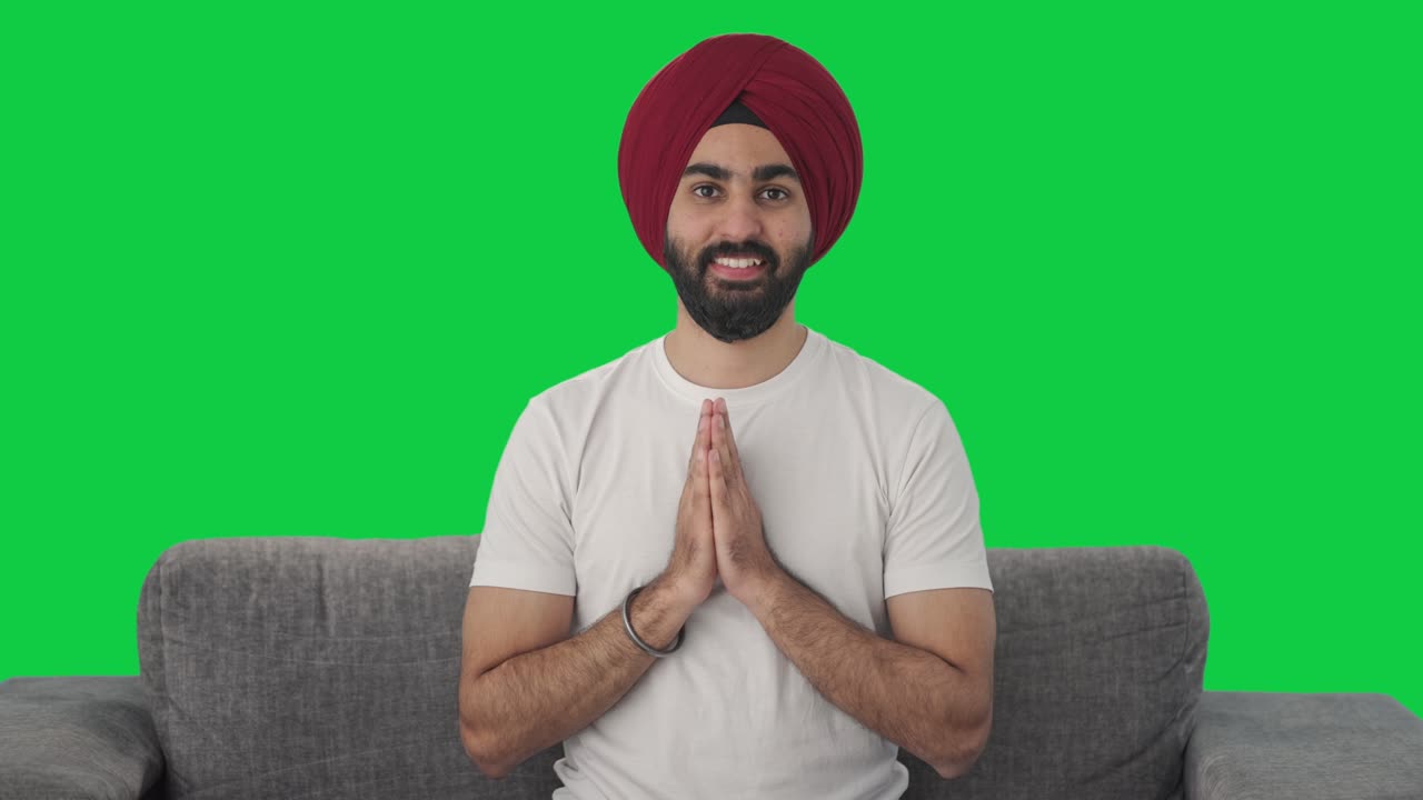 hombre indio sikh feliz haciendo namaste pantalla verde