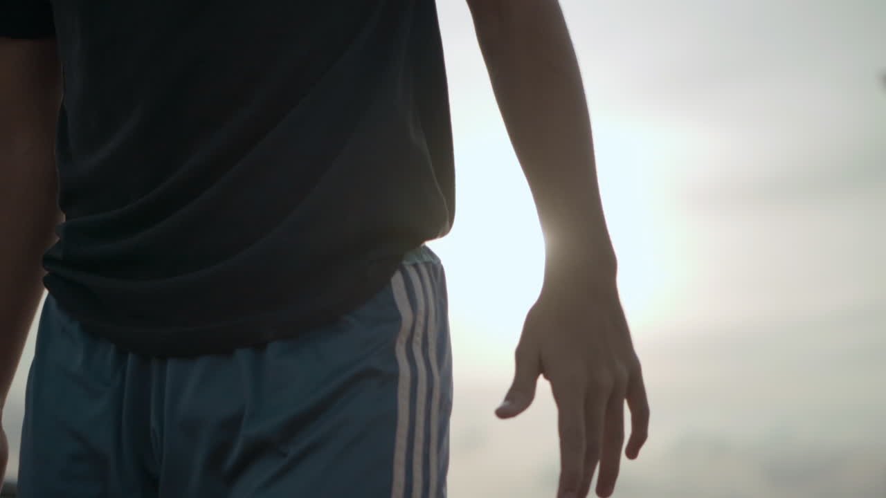 저녁 운동 과 신체적 인 웰빙 의 아름다움 을 강조 하는 운동 을 하는 사람