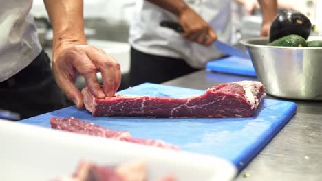 Toma-Manual-De-Chefs-Cortando-Carne-Cruda-Fresca-En-Tablas-De-Cortar