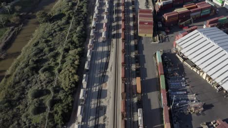 vista aérea de un patio ferroviario con contenedores de carga y vagones de carga