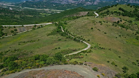 Vista-Aérea-De-Rutas-De-Senderismo-A-Través-De-Exuberantes-Colinas-Verdes-Durante-El-Día