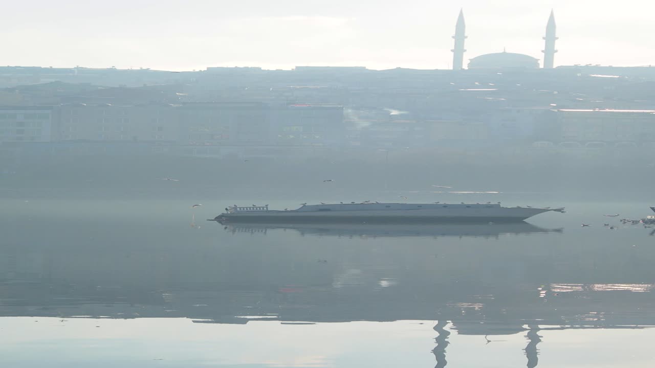 배와 모스크와 함께 강에서 안개 아침