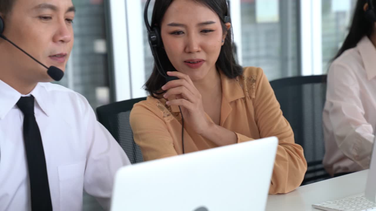헤드 ⁇  을 착용 한 사업가 들 이 사무실 에서 활발 히 일 하고 있다