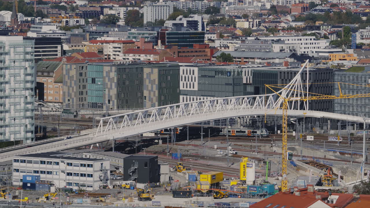 Tog som kjører inn på Oslo sentralstasjon, sett på avstand