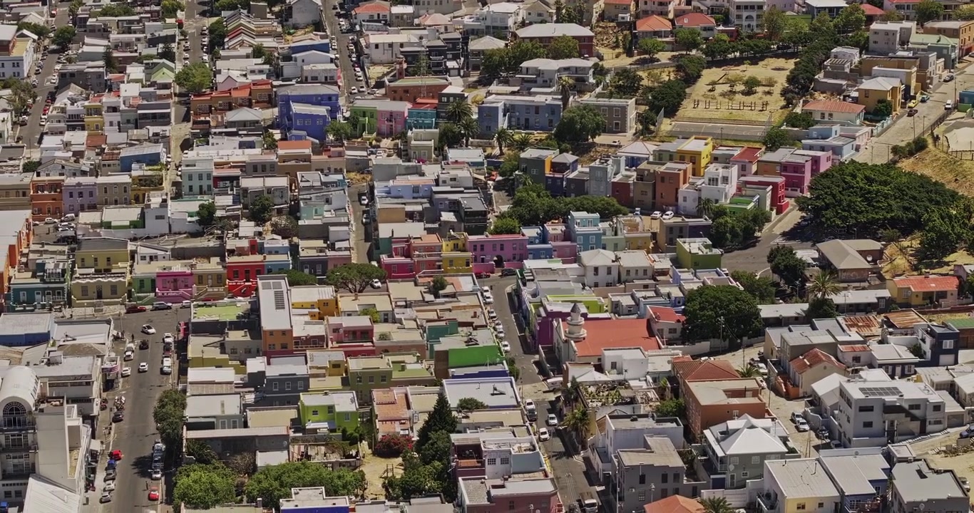 Città del Capo, Sudafrica. Sorvolo aereo v68 con teleobiettivo a volo d'uccello da De Waterkant intorno alla colorata collina di Bo-Kaap - Filmato con Mavic 3 Pro Cine - 11 gennaio 2024.