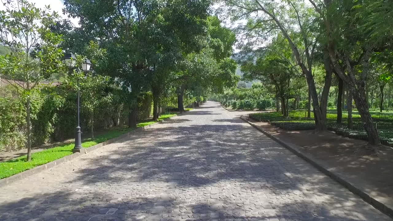 남미나 중미 1의 좁고 작은 길을 따라 있는 안테나