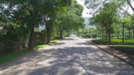 Una-Antena-A-Lo-Largo-De-Una-Pequeña-Carretera-Estrecha-En-América-Del-Sur-O-América-Central-1