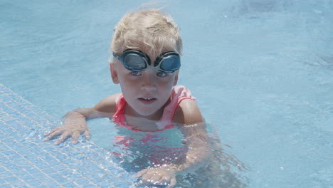 ein dreijähriges mädchen in einem pool