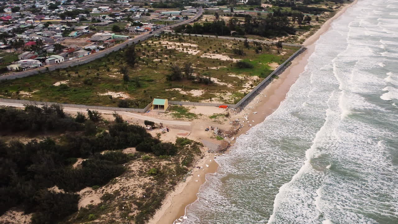 toma aérea giratoria de la pintoresca playa de malibu vietnam, que es un destino turístico de primer nivel con olas espumosas que chocan contra las playas