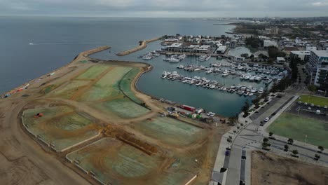 volando sobre el puerto de coogee, suburbios de la ciudad de perth en australia occidental